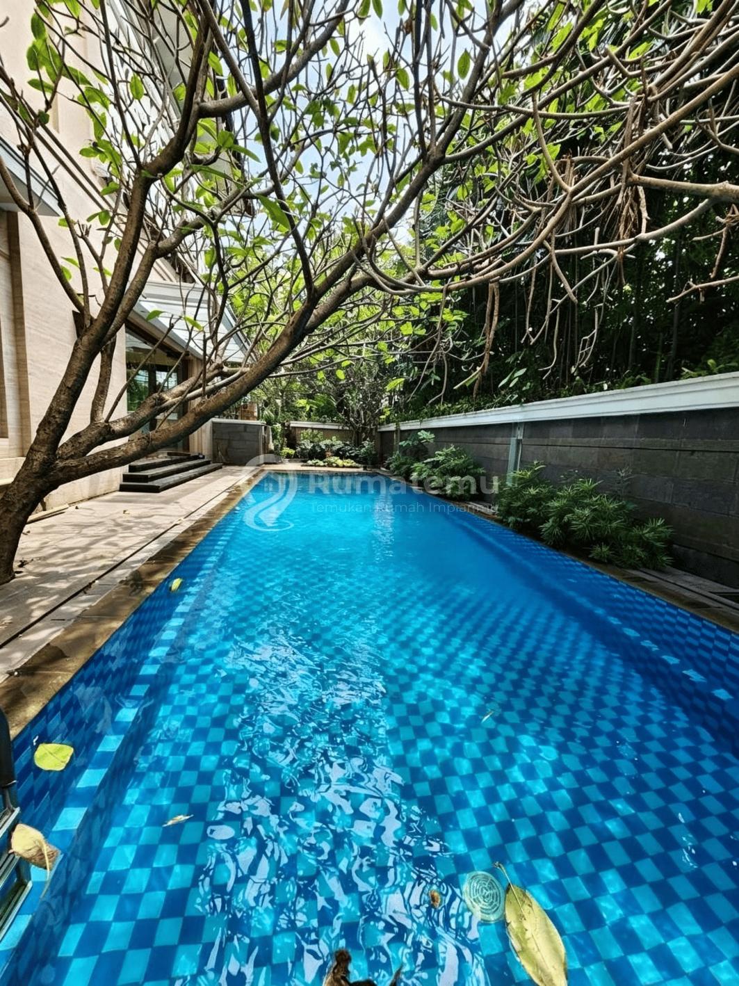 Sale Rumah mewah + swimming pool terdapat taman depan samping di Pondok Indah, Pondok Pinang, Jakarta Selatan