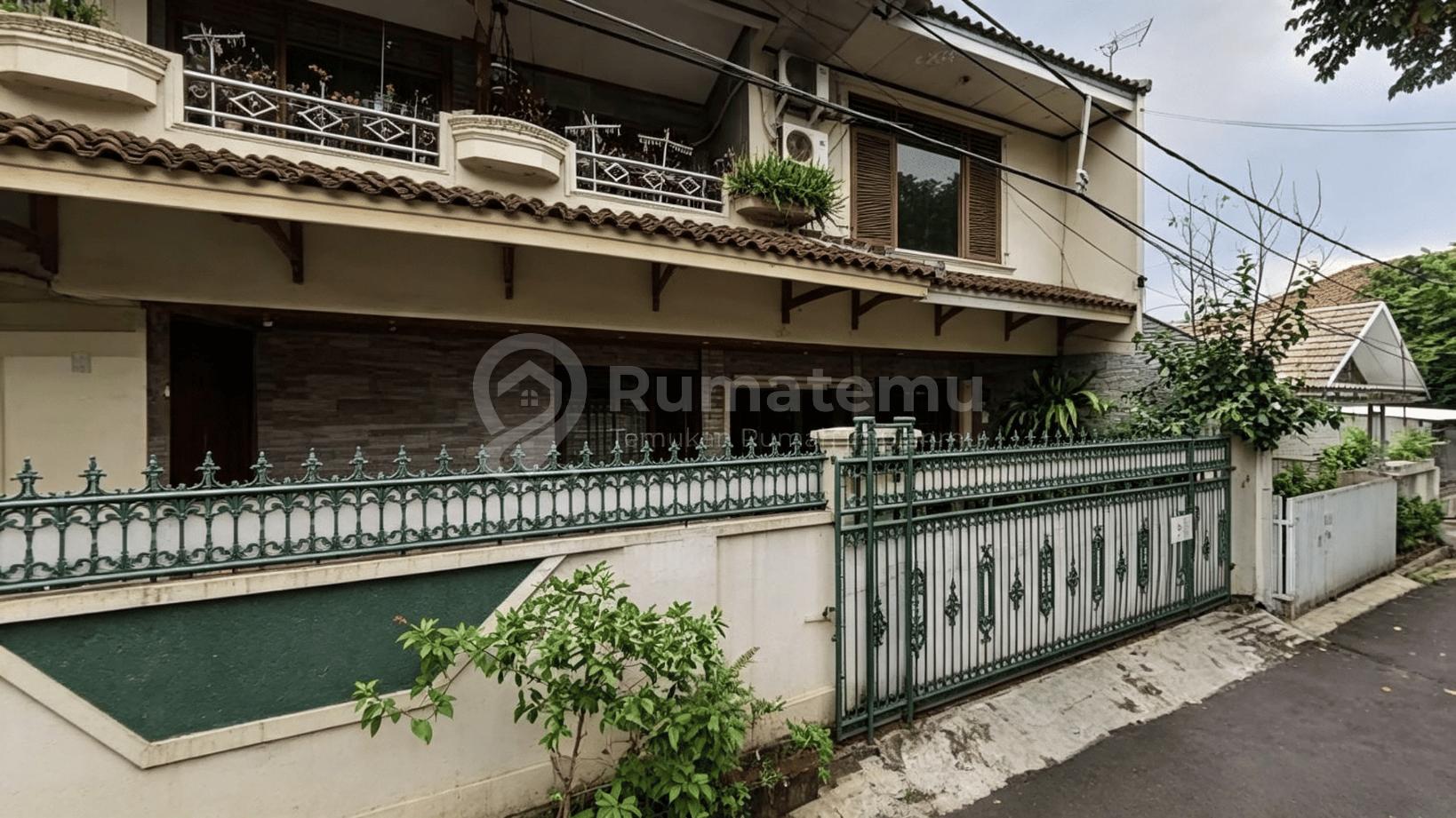 Jual B U Rumah Depan Taman Jalan Depan di Tebet, Jakarta Selatan