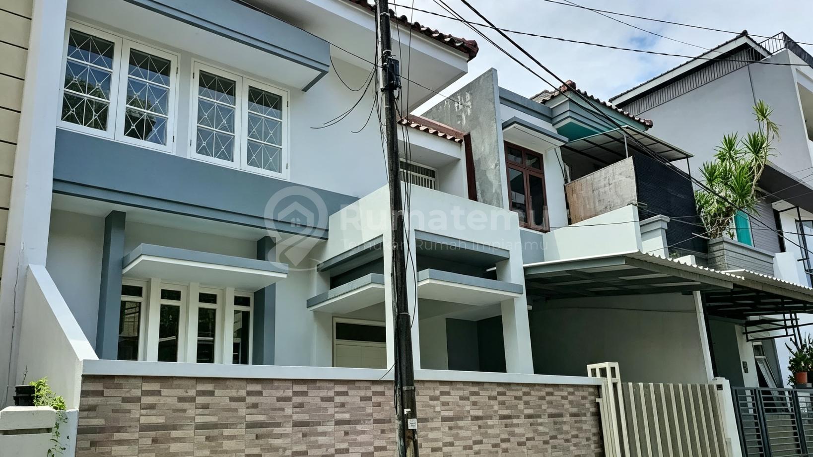 Disewakan Rumah Tomang Jakbar! 2.5 Lantai Siap Huni, Renovasi Baru, Sewa 140Jt/Thn!