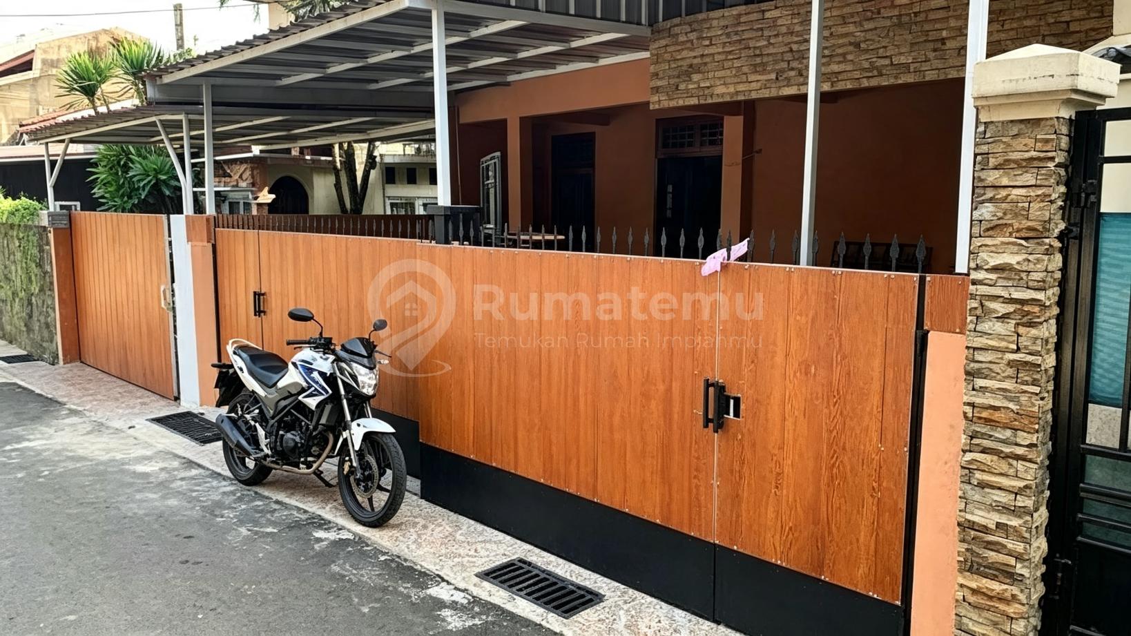 Jual rumah komplek 2 lantai Row jalan 2 mobil di Duren Sawit, Jakarta Timur