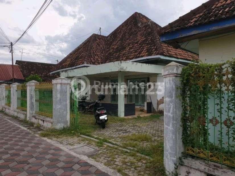 Dijual Rumah Hook SHM Dekat Alun-Alun Kota Madiun Jawa Timut Hitung Tanahnya Saja.