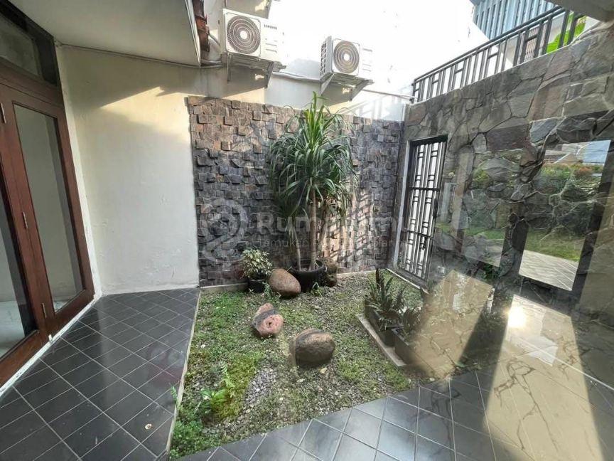 Rumah Megah 2 Lantai Jl. Malang Menteng Jakpus - Garasi 8 Mobil + Private Pool (Bawah Pasar)