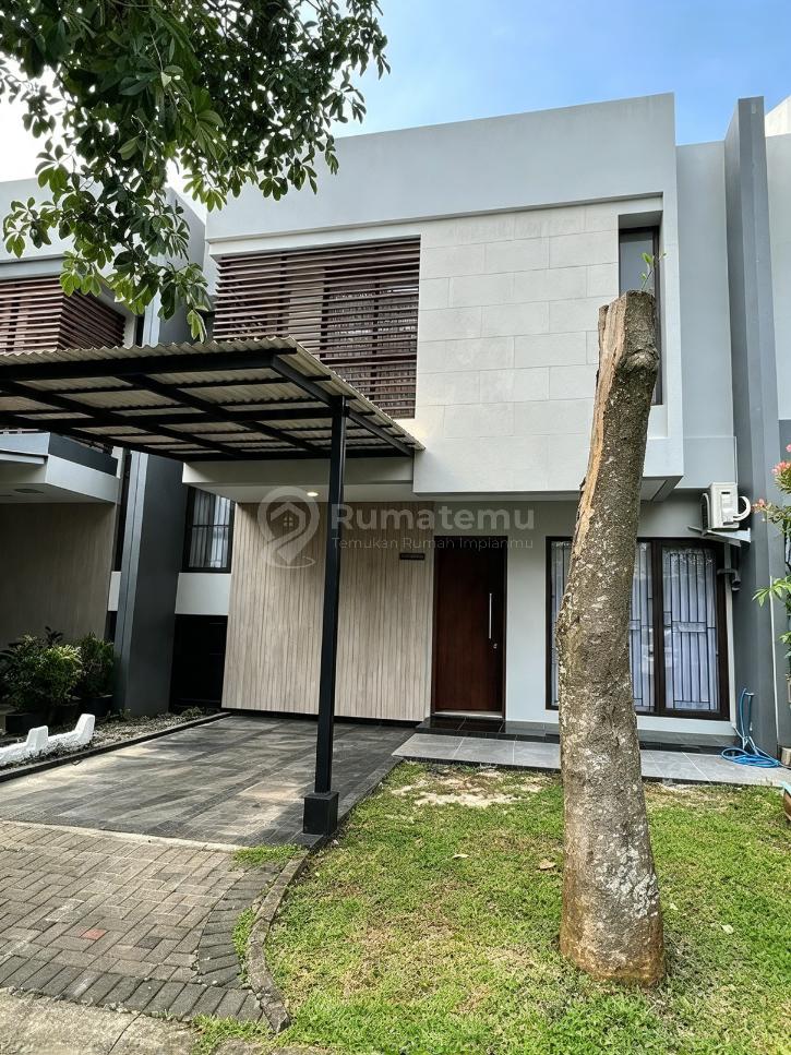 Rumah, 2 Lantai, SHM, Dekat Pusat Perbelanjaan, Bebas Banjir