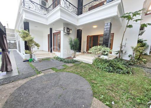 Rumah mewah dan luas siap huni, ada kolam renang,jalan lebar di Bintaro. 16285