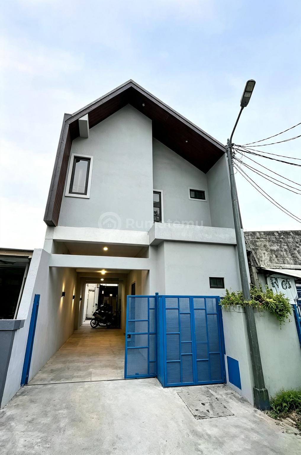 Rumah Industrial Minimalis 2 Lantai di Area Rawamangun