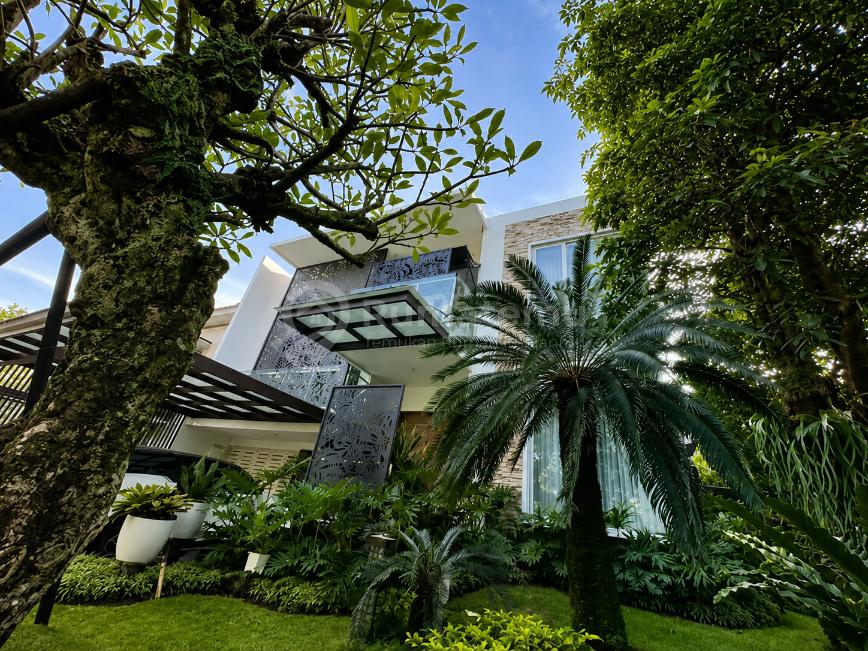 Rumah cantik ada kelebihan tanah banyak delatinos bsd City