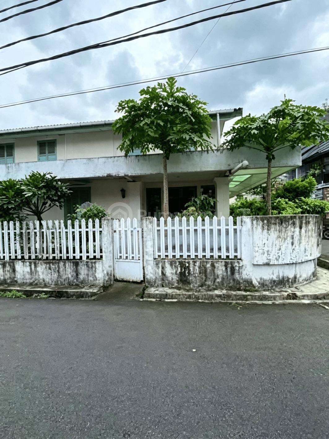 Rumah Hook Hitung Tanah Dalam Komplek Strategis di Rawamangun