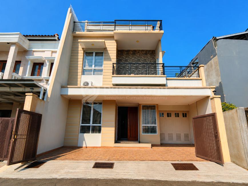 RUMAH TAMAN MERUYA ILIR DALAM KOMPLEK TENANG JAKARTA BARAT