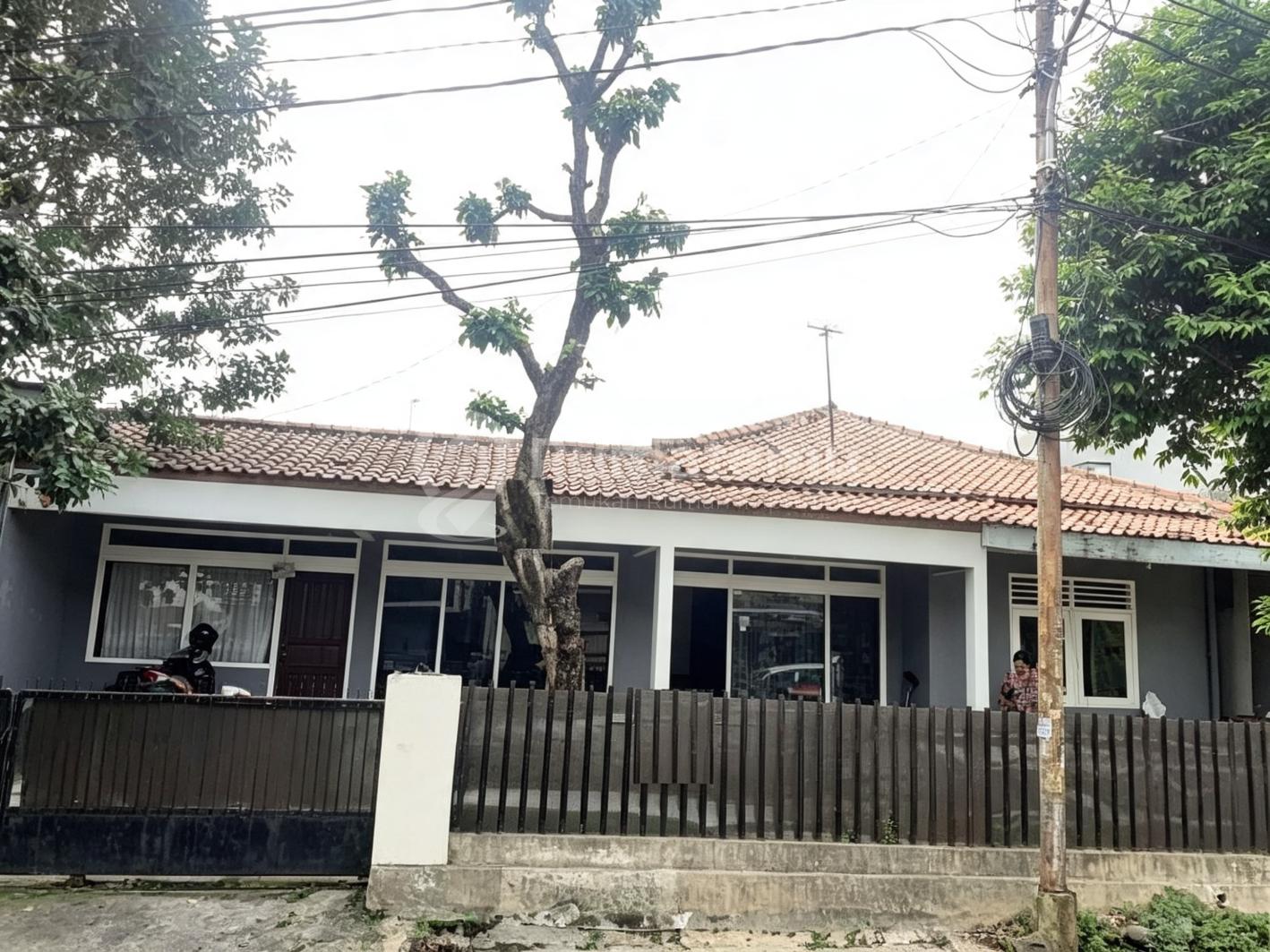 Dijual rumah lama Hadap Timur Akses jalan 2 mobil di Bintaro, Pesanggrahan, Jakarta Selatan