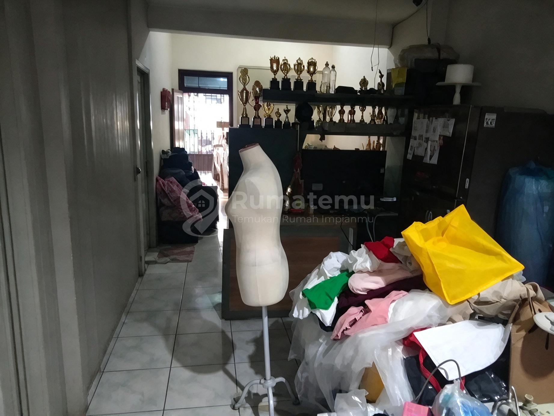 Citra 3, Pegadungan, Kalideres, Jakarta Barat..Dijual Rumah 1 1/2 Lantai, 1 Gudang, Air Pam, Listrik 3500 W, Hadap Timur, Sudah Renovasi.-Bt.bud0926