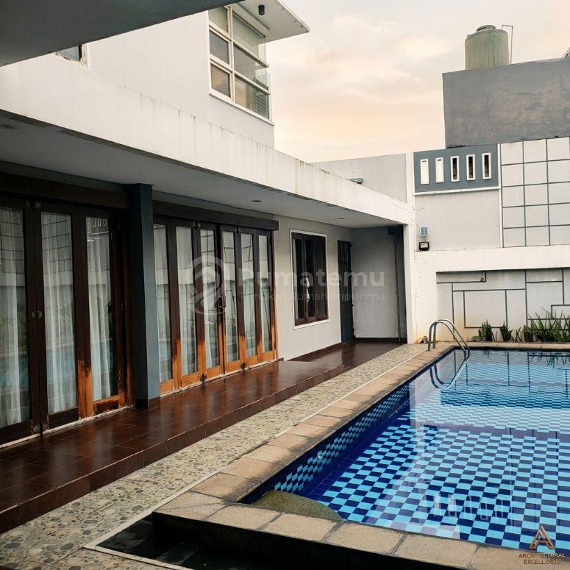 Rumah halaman luas dengan kolam renang. Bintaro