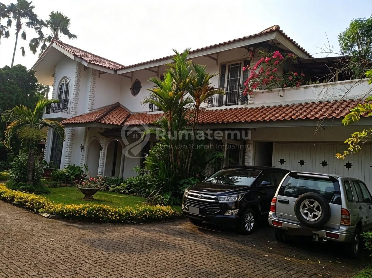 Dijual rumah + swimming pool dengan akses jalan utama di Pejaten, Pasar Minggu, Jakarta Selatan