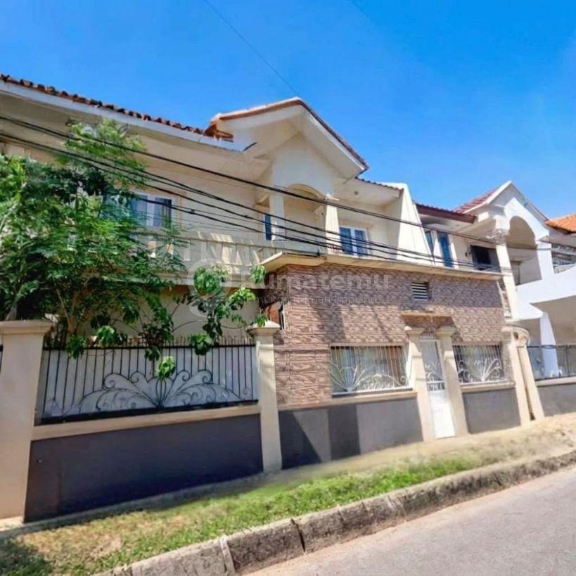 Rumah Classic 2 Lantai Posisi Hoek High Ceiling Rapi dan Siap Huni di Citra 5 Citra Garden Jakarta Barat