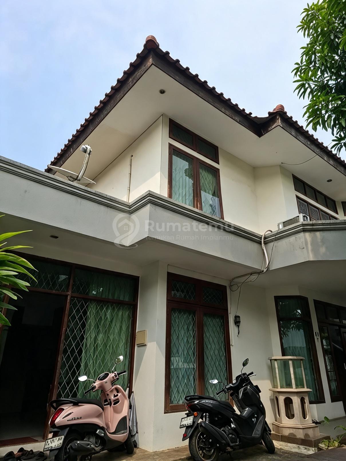 Taman Aries, Kembangan, Jakarta Barat..Dijual Rumah 2 Lantai, Hadap Utara, Semi Furnish, Carport 1 Mobil, Garasi 1 Mobil, Row Jalan 2 Mobil, Kamar Tidur 6, Kamar Mandi 5, Shm.-V00826n | Rumah123