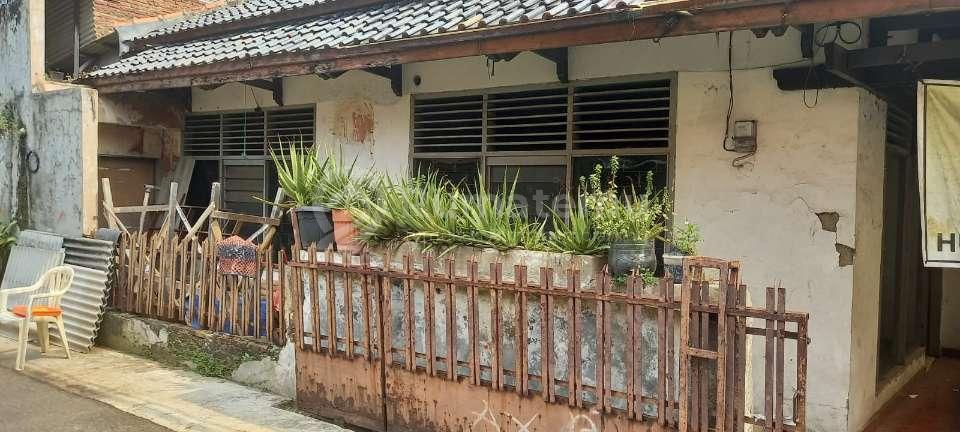 Rumah Lama Hoek ( Harus Renovasi ) Cocok Untuk Rumah Tinggal & Kost - Kostan.  