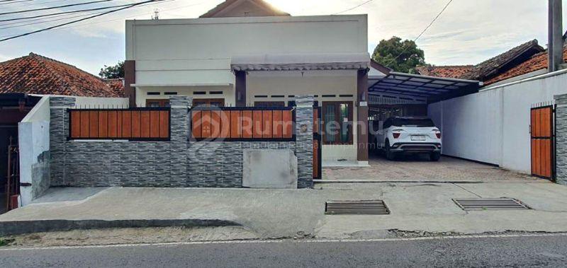 Rumah Modern Klasik 9 Kamar Tidur 6 Kamar Mandi Garasi Carport Untuk Villa Guest House Home Stay Dekat Tujuan Wisata di Jalan Kolonel Masturi Cimahi