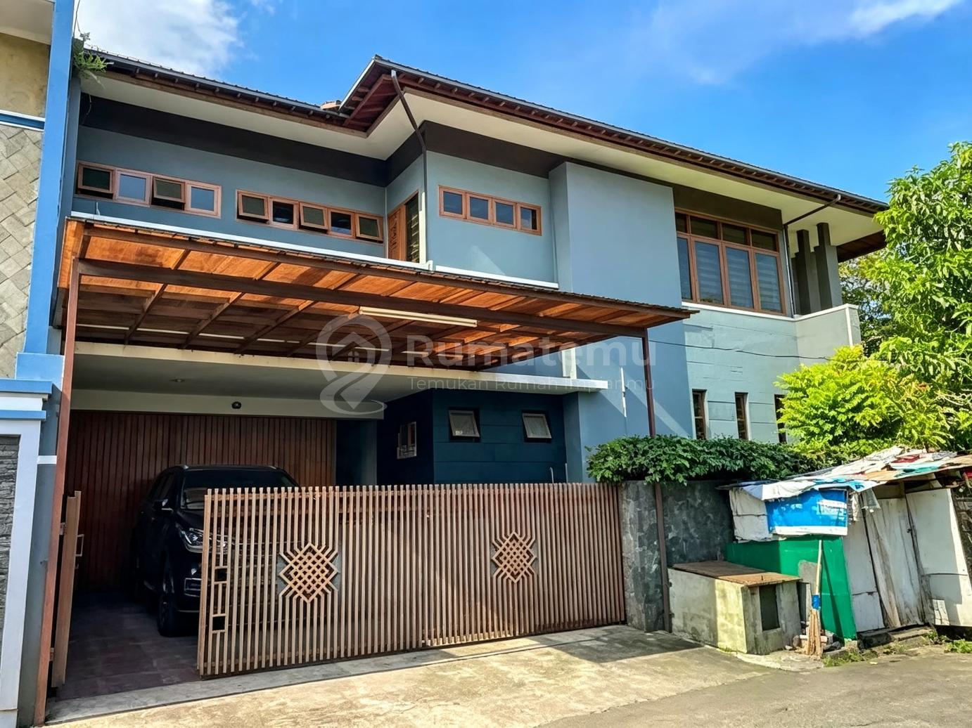 Rumah 2 Lantai Hoek Di Turangga Bandung