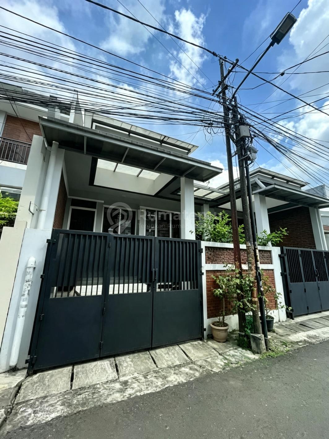 Dijual Rumah 2 Lantai Rapih Siap Huni di Perumahan Taman Meruya Ilir Kembangan Jakarta Barat