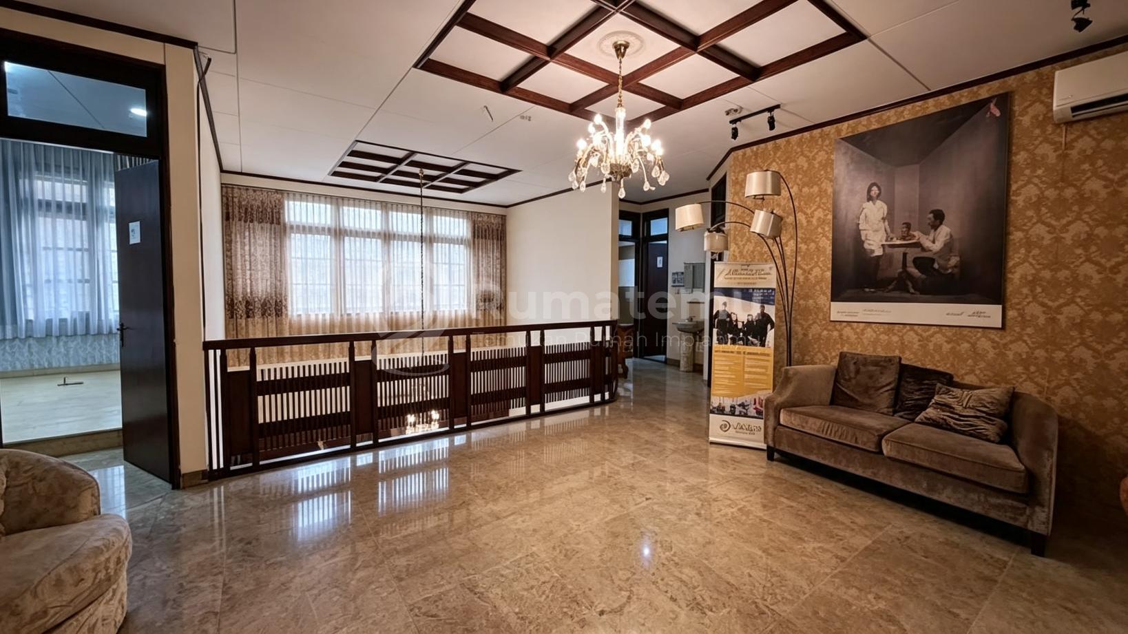 Disewakan rumah cocok utk clinic/kantor dengan Akses jalan 4 mobil di Gandaria, Keb. Lama