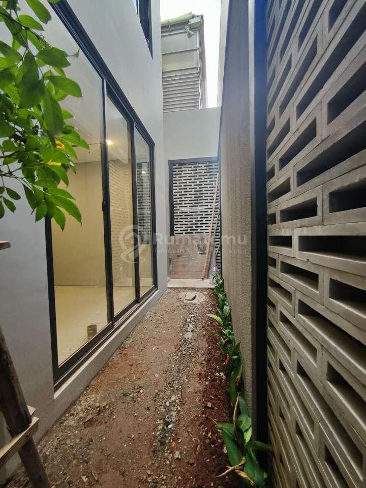 Rumah Baru Dengan Rofftop Dalam Komplek Tenang Di Pondok Bambu Jakarta Timur 