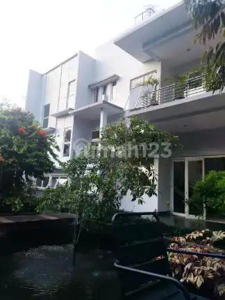 Rumah Yg Bersatu Dgn Alam Design Menarik Strategis