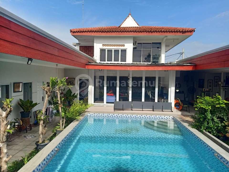 Dijual rumah mewah dengan kolam renang Ada area cuci pakaian dan tempat jemur di area Raya Pekayon