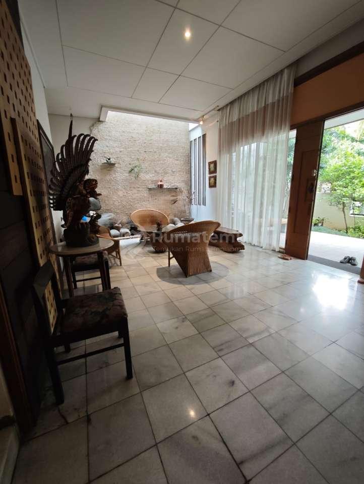 rumah puri indah, lokasi strategis tengah kota dengan akses toll jakarta dan tangerang. lokasi prime puri indah. rumah asri dan rapi. uk 246m². bangunan 400m² dengan taman. harga 9 milyar nego