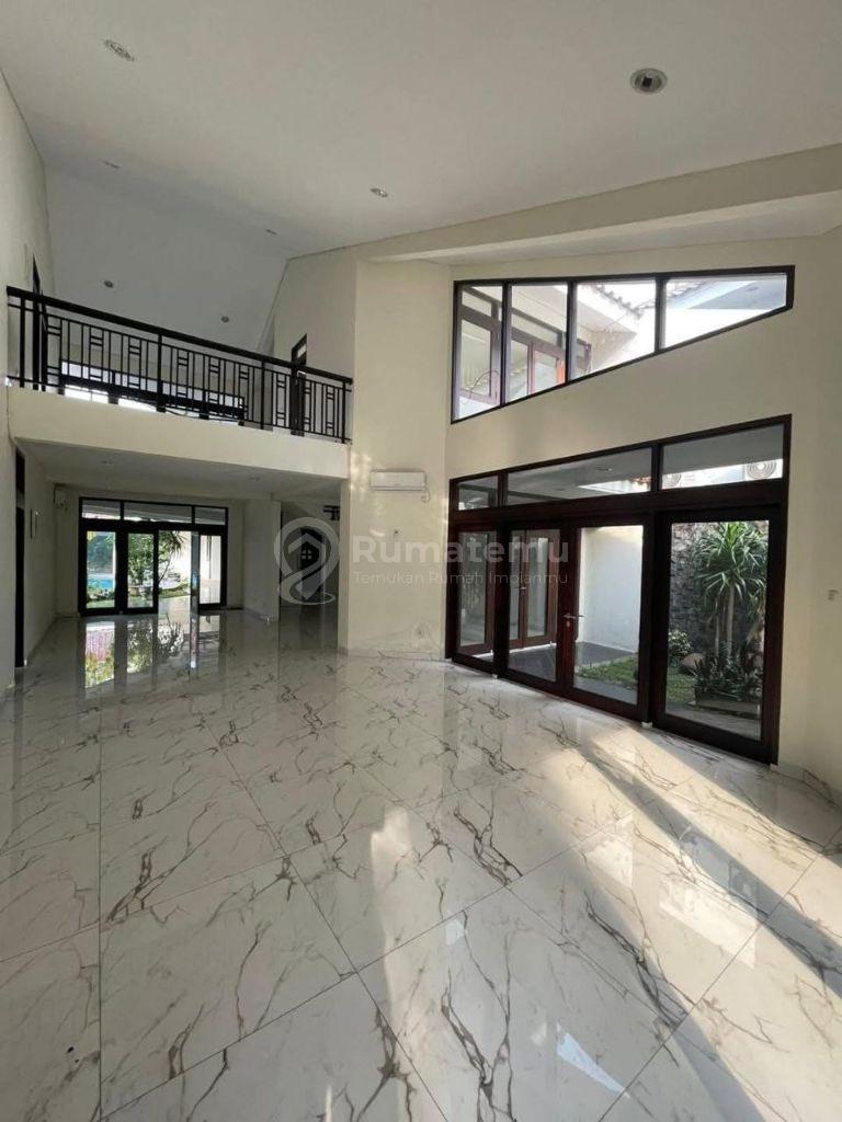 Rumah Megah 2 Lantai Jl. Malang Menteng Jakpus - Garasi 8 Mobil + Private Pool (Bawah Pasar)