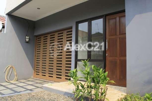 Dijual rumah minimalis di pondok indah, Pondok Pinang terdapat Kitchen set Taman depan, belakang