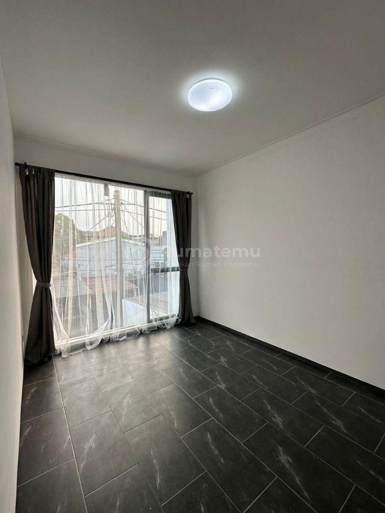 Rumah Dijual di Discovery Bintaro, 2 Lantai dengan 4+1 Kamar dan SHM