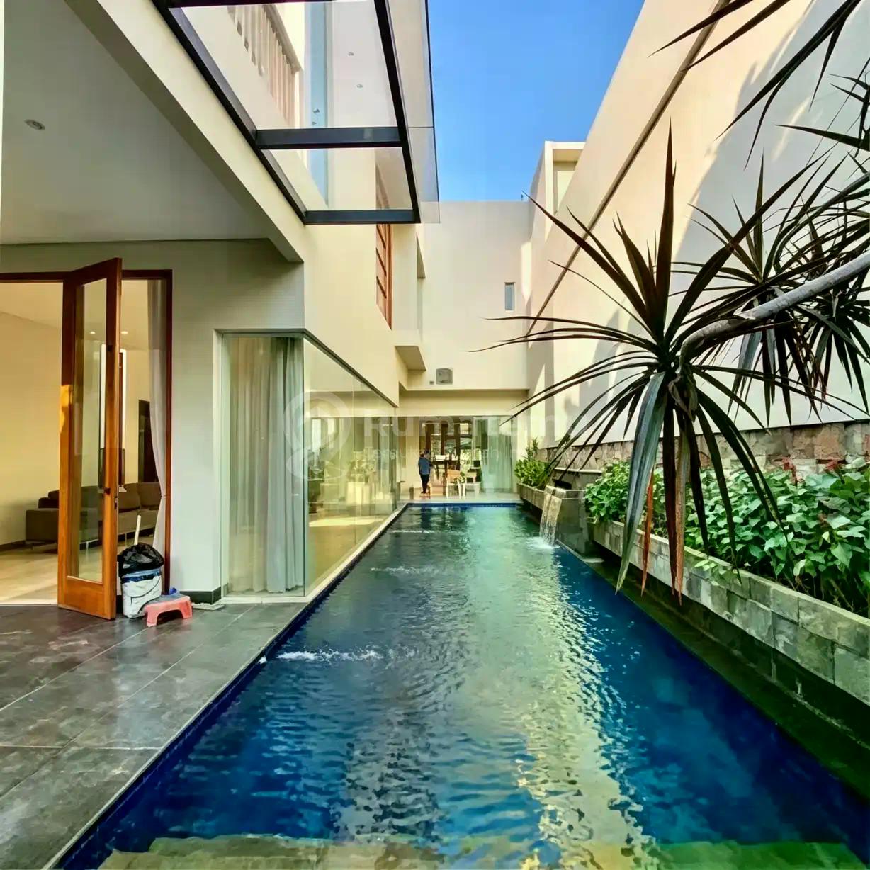 Rumah mewah siap huni di Kemang
