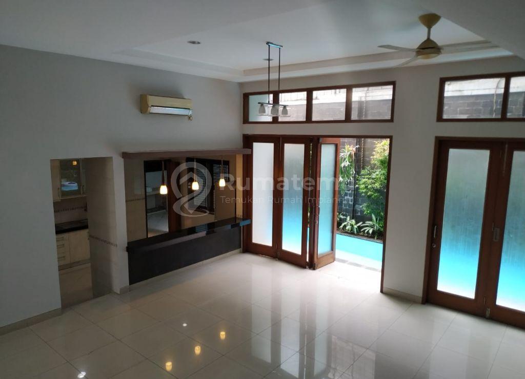 DISEWAKAN RUMAH 2 LANTAI + ROOFTOP DAERAH KEBAYORAN BARU