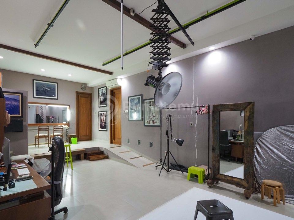     Dijual Rumah Premium Lebak Bulus – Rooftop, Parkir 4 Mobil, SHM, LT 580 m²