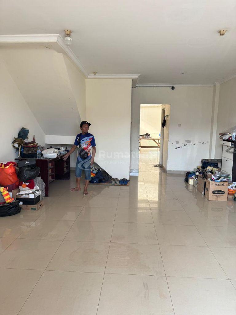 Ruko Full Renovasi 3 Lantai di Ifolia Harapan Indah Bekasi, LT 100 m² LB 225 m², Semi Furnished