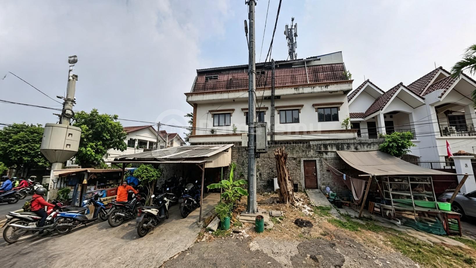 Dijual rumah bentuk ruko Hadap Timur dan Utara Akses jalan 2 mobil lebih (lebar) di Duri Kepa, Kebon Jeruk Jakarta Barat