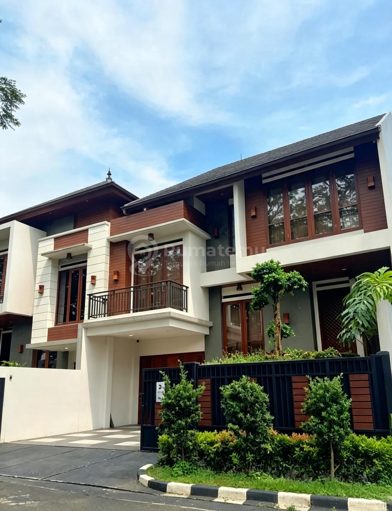 Bisa KPR, Rumah, 2 Lantai, SHM, Dekat Taman Kota, Siap Huni