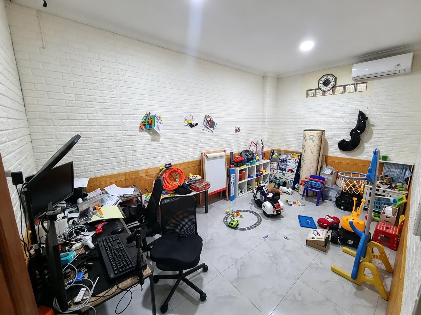 Dijual Rumah Siap Huni Di Taman Surya 5, Jakarta Barat