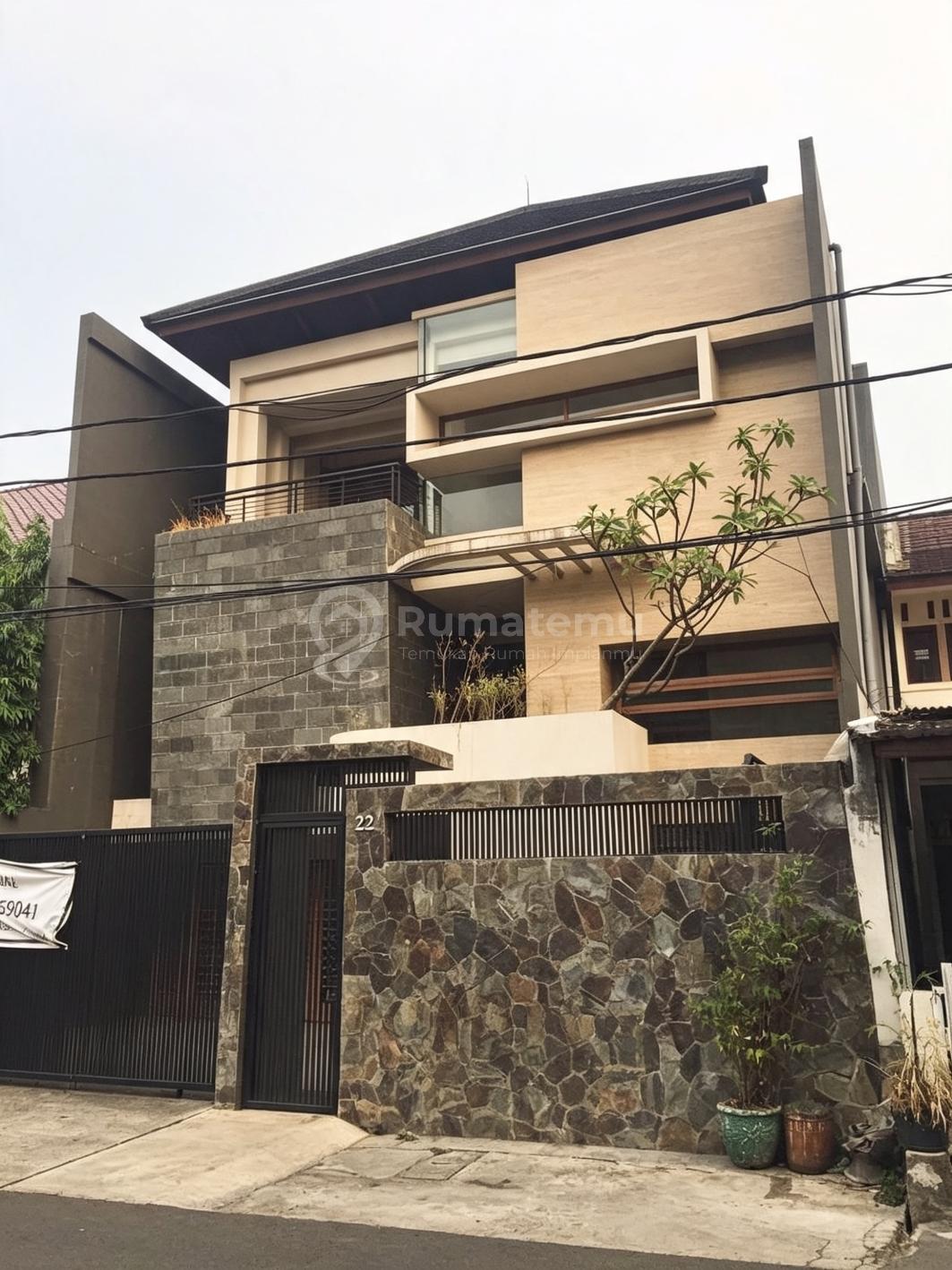 Jual rumah semi furnish dengan 3 lantai di Senopati, Kebayoran Baru, Jakarta Selatan