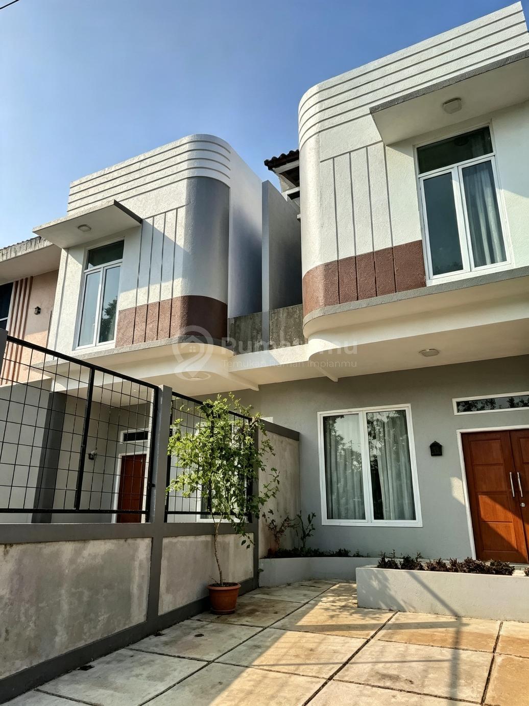 Disewakan 2 Unit Rumah Raffles Hills Cibubur, Depan Taman
