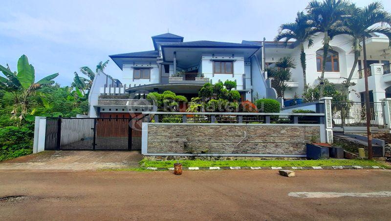 Rumah Classic Tropis 8 Kamar Tidur 8 Kamar Mandi Garasi Carport Gazebo Lingkungan Sejuk Asri Aman dan Tenang di Dago Asri Residence Bandung
