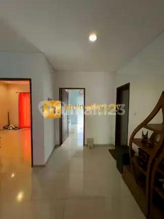 Rumah Bagus Ada Kolam Renang Lokasi Strategis di Lebak Bulus