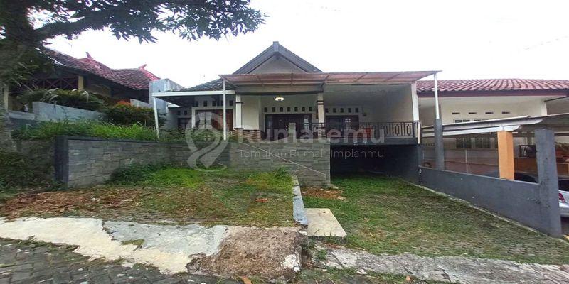 Rumah Klasik Tropis Full Furnished 9 Kamar Tidur 5 Kamar Mandi Full Furnished Lingkungan Tenang Sejuk Asri Keamanan 24 Jam di Perumahan Tamansari Bukit Bandung 