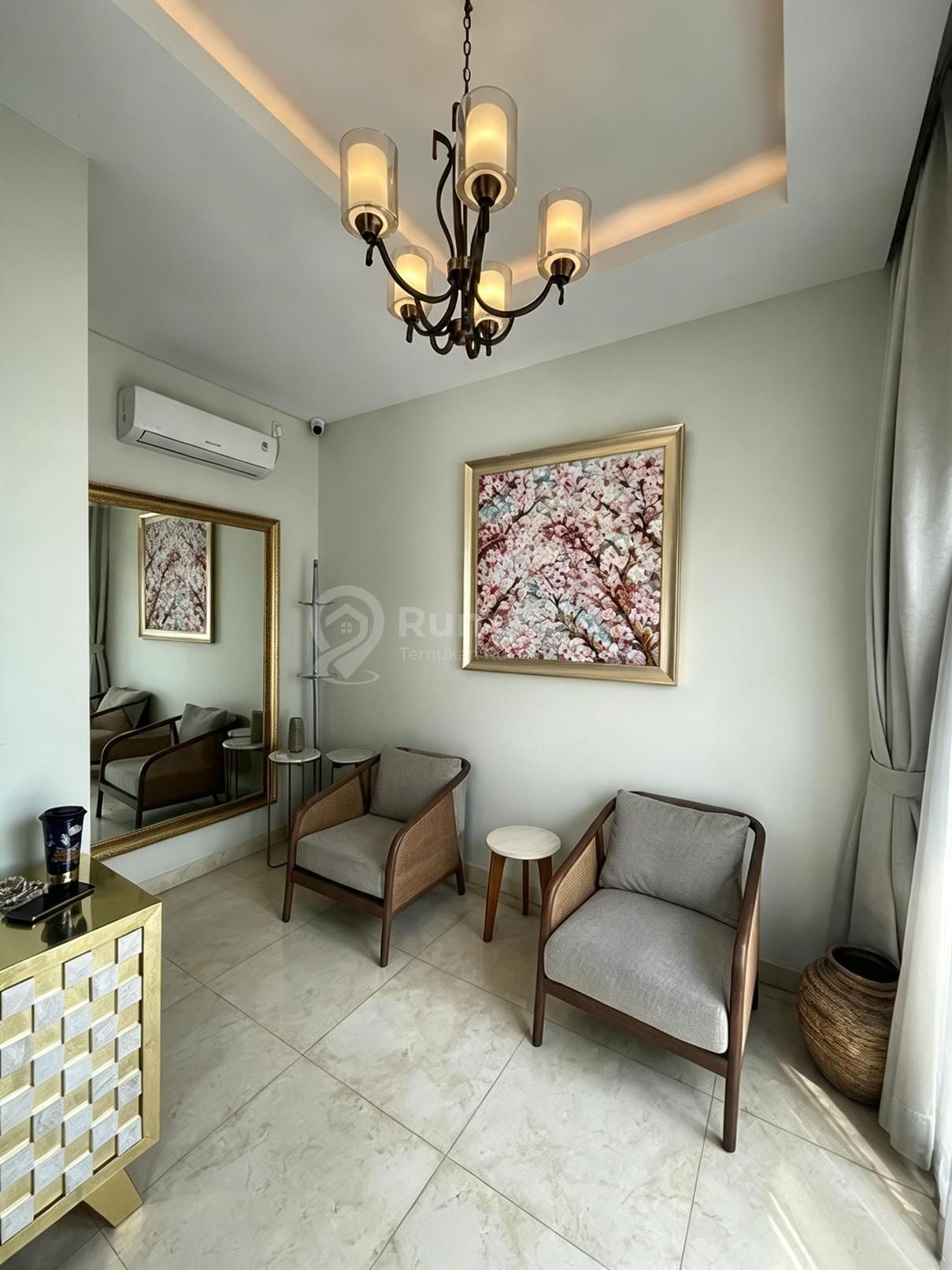 Rumah, 2 Lantai, SHM, Dekat Tempat Wisata, Dekat Akses Tol