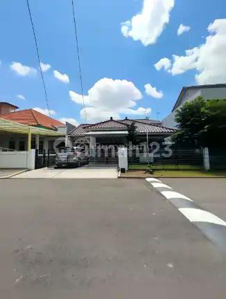 Rumah Secondary Bagus dan Terawat Dalam Komplek