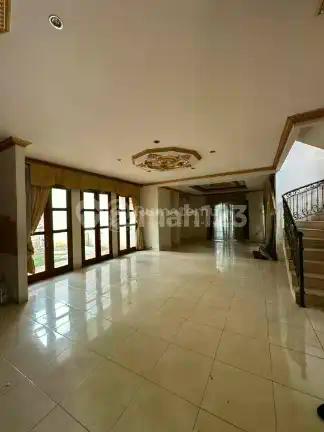 Rumah Mewah Posisi Hook dalam Komplek area Dukuh Kramat Jati, 950 meter ke Jalan Raya Bogor,
