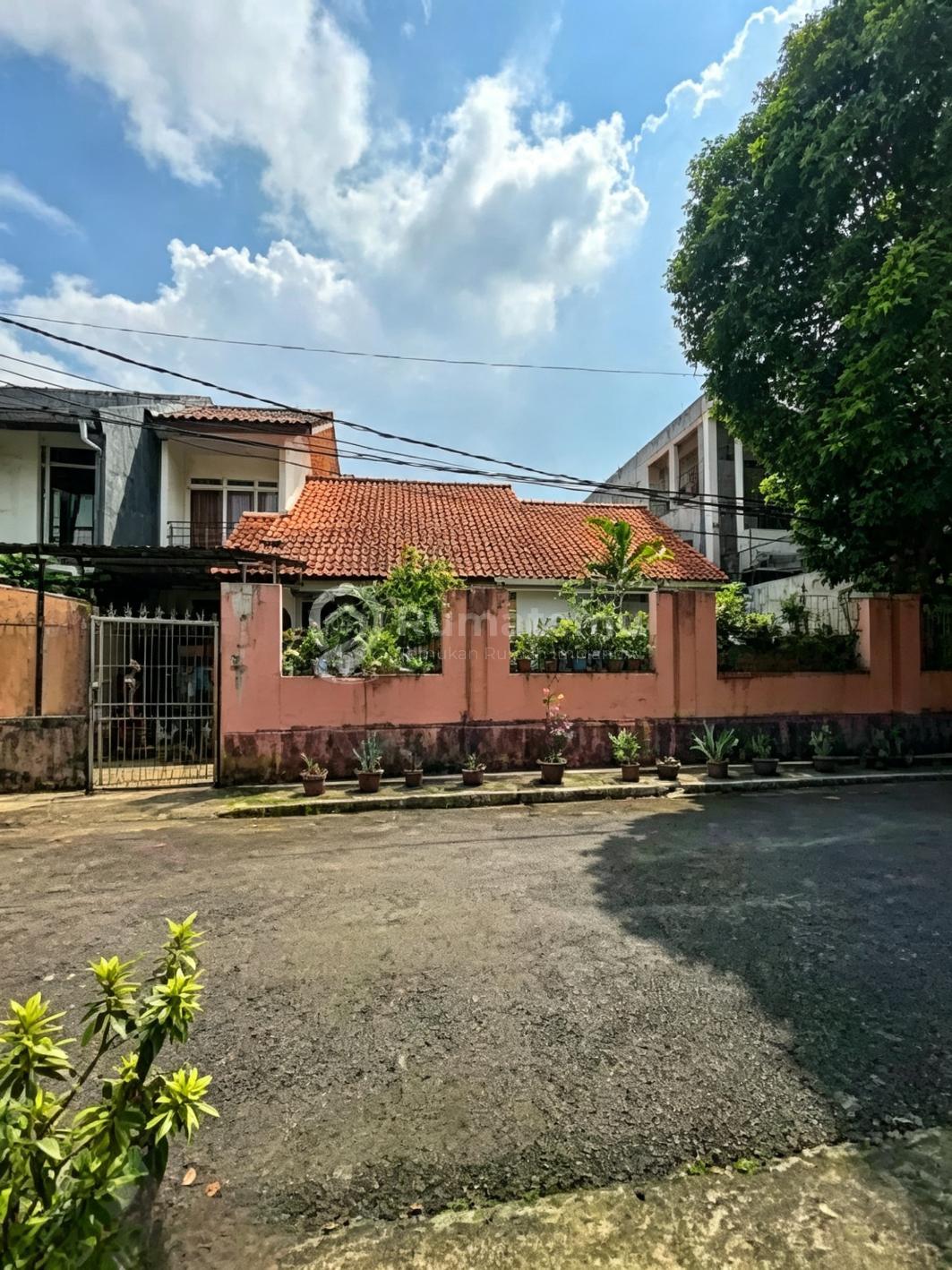 Rumah Lama Hitung Tanah di Duren Sawit Jakarta Timur