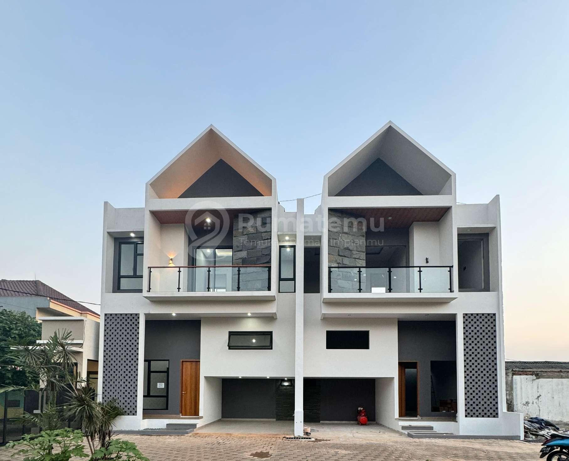 Dijual Rumah 2 Lantai siap huni Bangunan Hadap Selatan dan Utara Model Kontemporer dengan denah Mezzanine Di Jagakarsa, Jakarta - Selatan