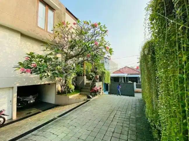 For Sale:  Rumah Mewah Dlm Cluster Ada Pool Jl. Benda, Kemang, Jakarta Selatan