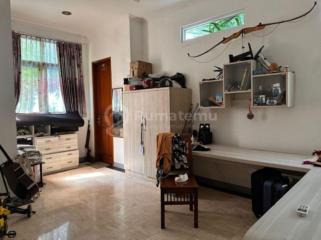 Dijual Rumah ada kolam renang di Pondok Kelapa Jakarta Timur