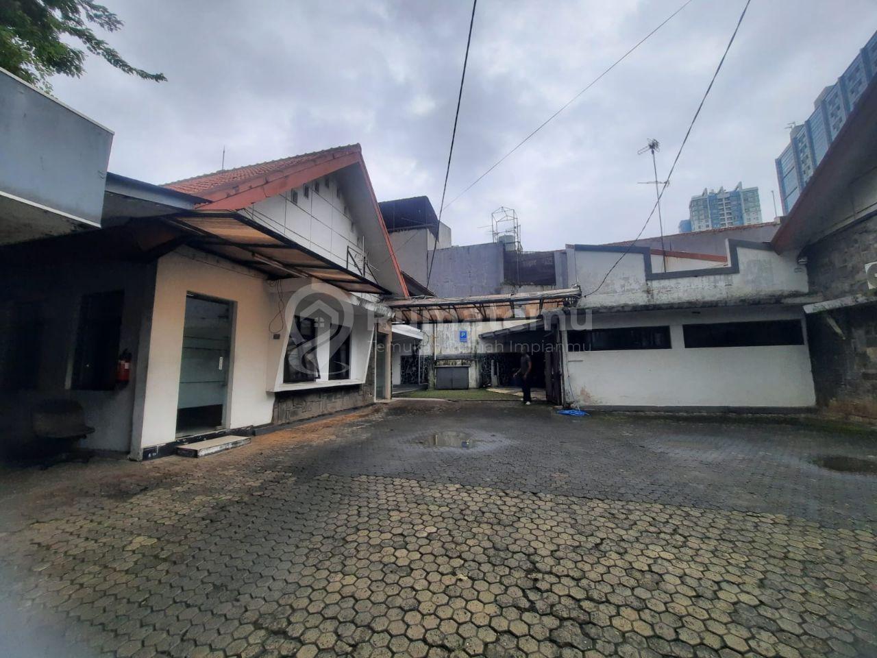 Dijual Rumah dengan 3 bangunan dengan tanah yang luas di Cipinang Cempedak